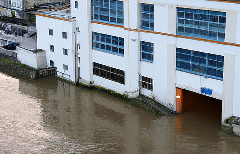 Überschwemmung Industriegebäude Hochwasser Flutschäden